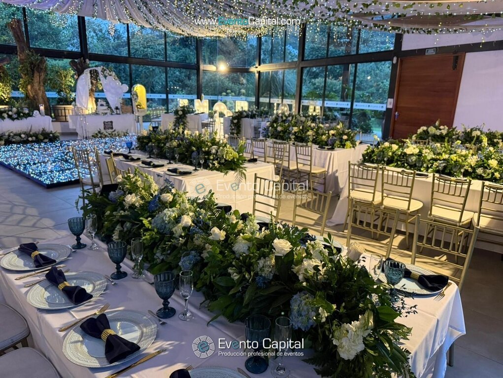 DECORACION BODA SALON CENTROS DE MESA SERVILLETAS AZULES SILLAS TIFFANY