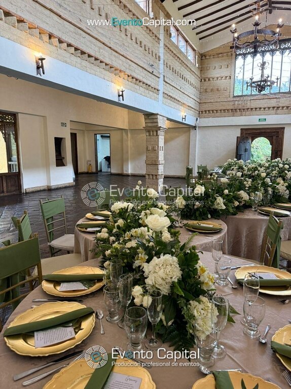 DECORACION SALON CENTROS DE MESA PLATO BASE SERVILLETA VERDE