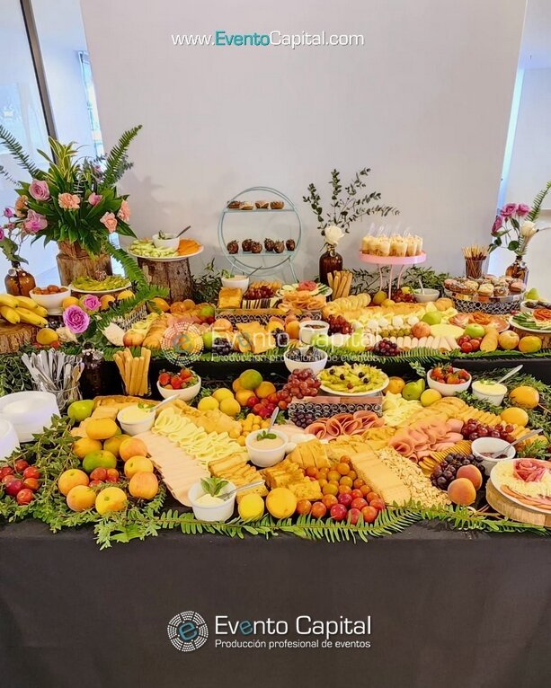 MESA DE QUESOS, MESA DE POSTRES, MESA DE DECORACIÓN 