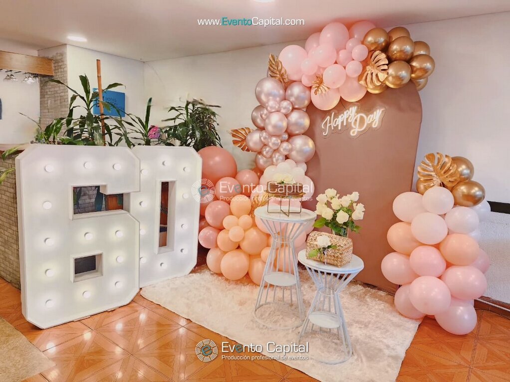 STAND DE FOTOS DECORACION ARCO DE GLOBOS PASTEL COFRE LETRAS LUMINOSAS